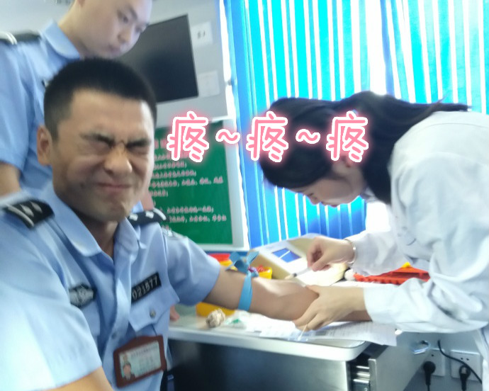 疼skr人！警察在移動(dòng)獻(xiàn)血車(chē)上的表情包亮了